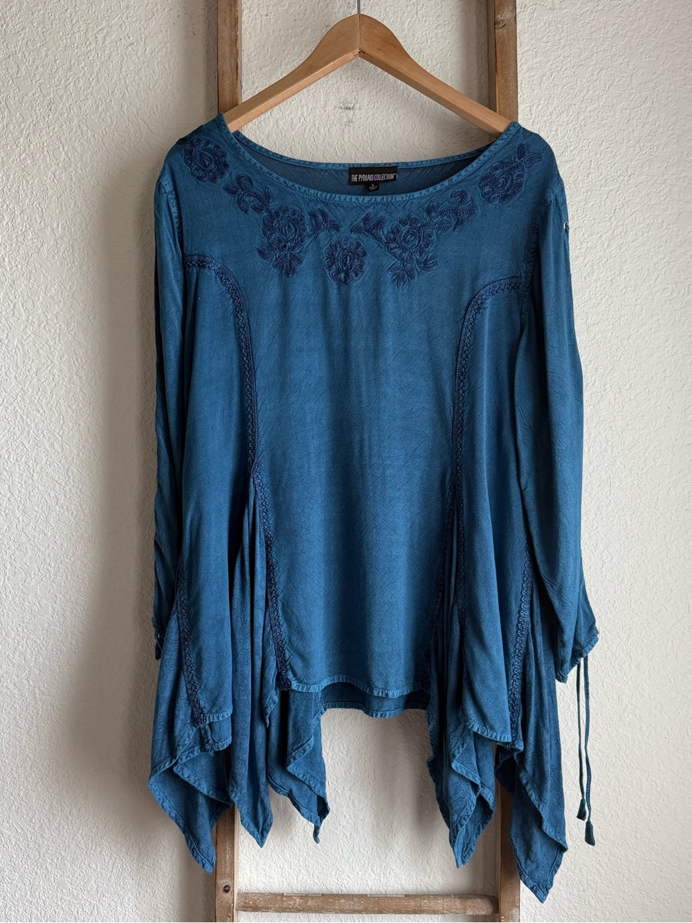 The Pyramid Collection Acid Wash Blue Boho Asymmetrical Embroidered Top Sz: L